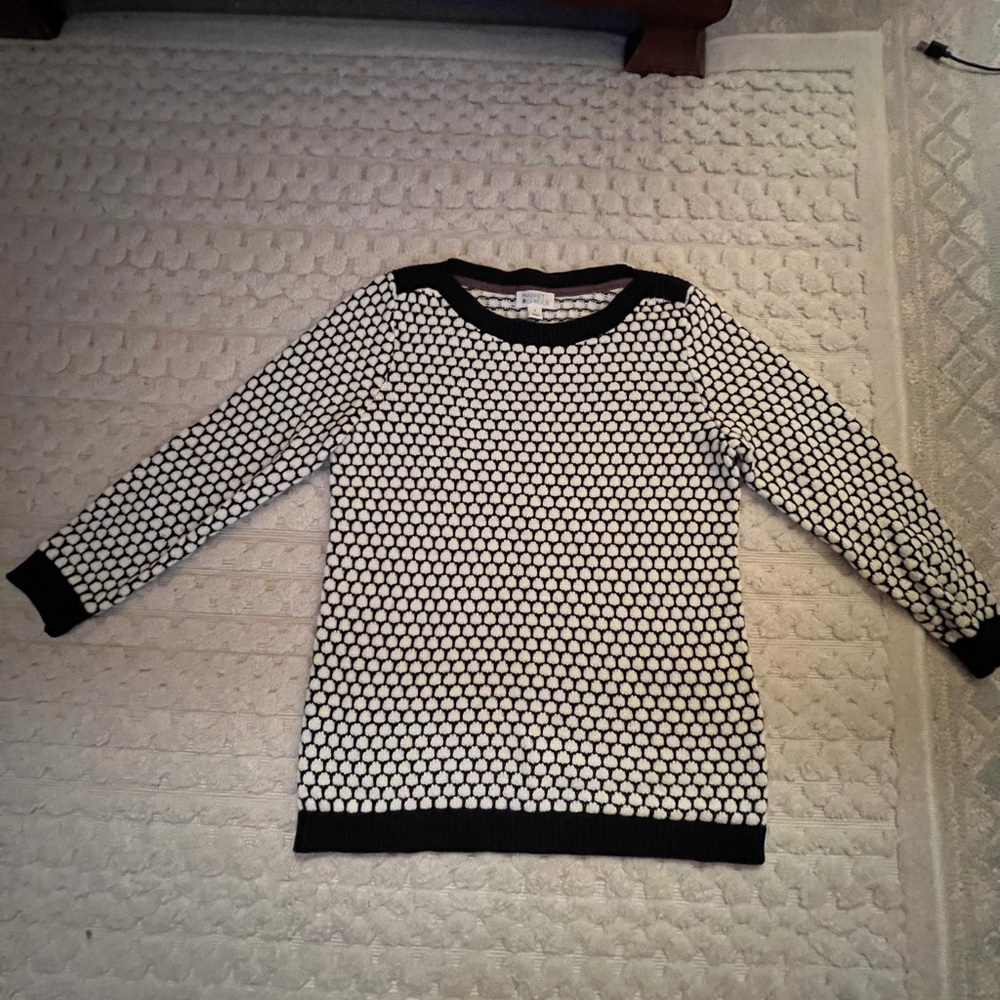 Market & Spruce navy and white daisy sweater